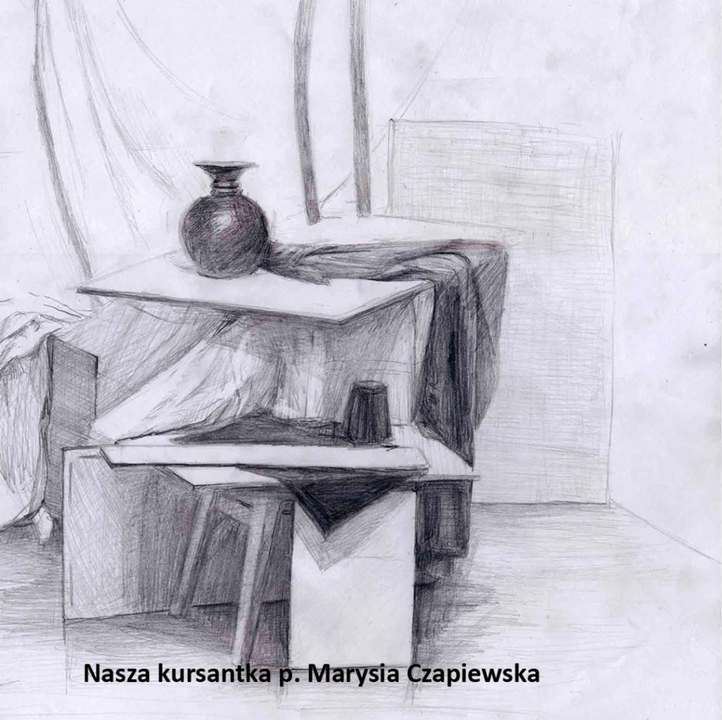 Szkic ołówkiem martwej natury z wazą, tkaninami i geometrycznymi bryłami, wykonany przez kursantkę Marysię Czapiewską.