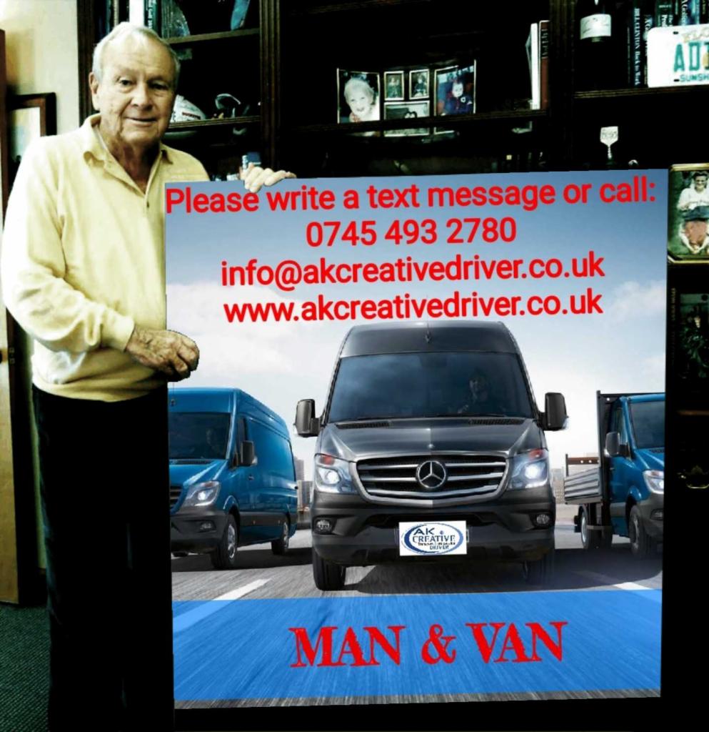 Mężczyzna prezentuje plakat reklamowy z trzema busami, numerem telefonu i adresem strony internetowej firmy transportowej, na tle regału z książkami i zdjęciami.