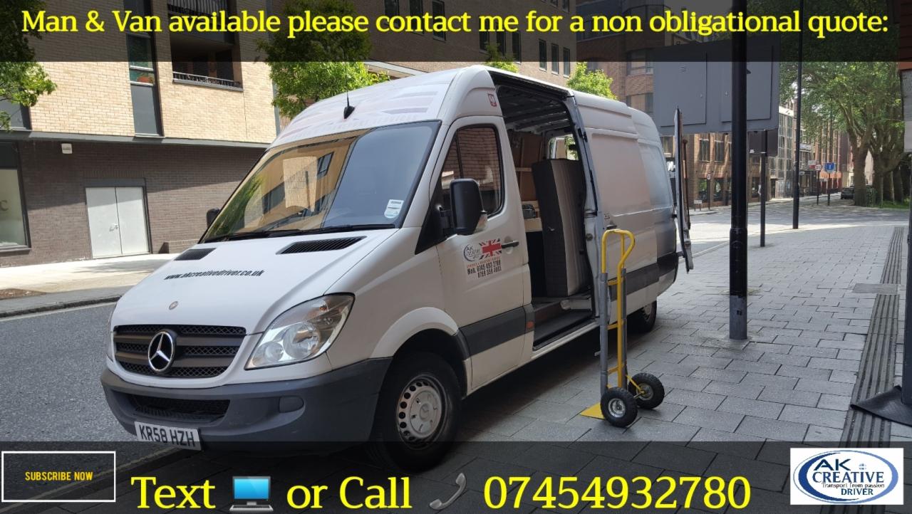 Biały van Mercedes-Benz z otwartymi drzwiami bocznymi na ulicy miejskiej, wewnątrz widoczne meble, obok wózka do transportu, na karoserii logo firmy transportowej z flagą brytyjską.