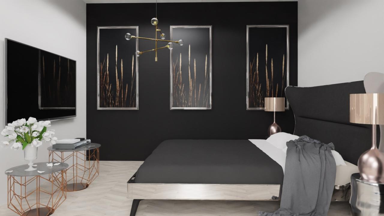 Nowoczesna sypialnia z czarną ścianą, trzema obrazami w srebrnych ramach, geometryczną lampą sufitową, niskim łóżkiem z szarą pościelą, stolikami pomocniczymi z kwiatami i lampkami nocnymi...