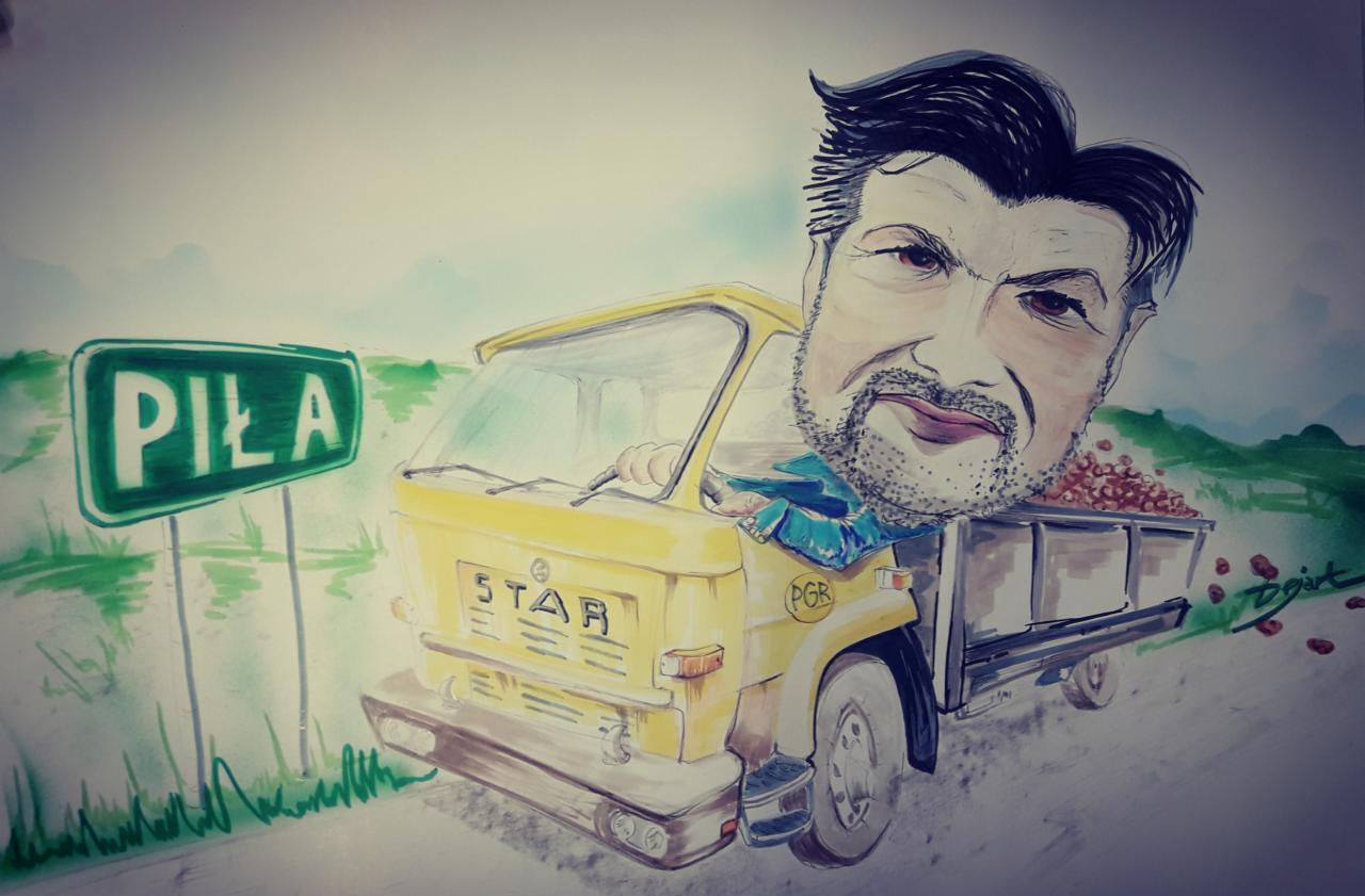 Karykatura mężczyzny w żółtej ciężarówce Star z napisem PGR, obok znak drogowy Piła, załadowana przyczepa, w tle zielony krajobraz.