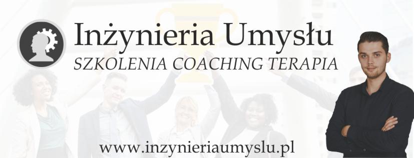 Mężczyzna w czarnej koszuli na tle logo firmy Inżynieria Umysłu oferującej szkolenia, coaching i terapię, z sylwetkami osób świętujących sukces w tle.