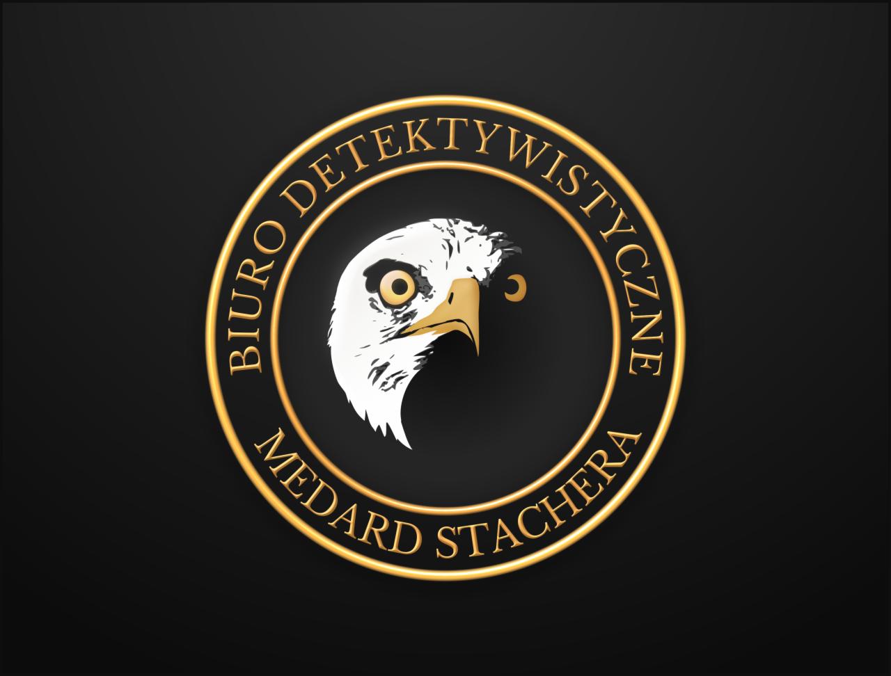 Logo biura detektywistycznego Medard Stachera z wizerunkiem głowy orła w okręgu, złote napisy na czarnym tle.