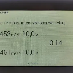 Ekran urządzenia AirPack marki Thesslagreen z ustawieniami maksymalnej intensywności wentylacji, wskazujący nawiew 453 m³/h i wywiew 461 m³/h, ustawiony na 10,0V, z czasem działania 0:14...