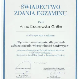 Skan świadectwa zdania egzaminu z zakresu wyceny nieruchomości dla potrzeb zabezpieczenia wierzytelności bankowych, wydanego przez Związek Banków Polskich, z podpisami członków komisji...