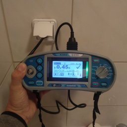 WD ELEKTRO - Pomiar impedancji pętli zwarcia w gniazdku elektrycznym za pomocą miernika EurotestEASI MI 3100 SE, wyświetlający wynik 0.45 oma.