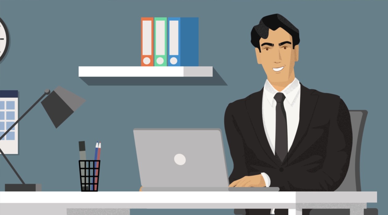 Animowana postać mężczyzny w garniturze siedząca przy biurku z laptopem, lampką, kalendarzem i organizerem na biurku; na ścianie półka z segregatorami.