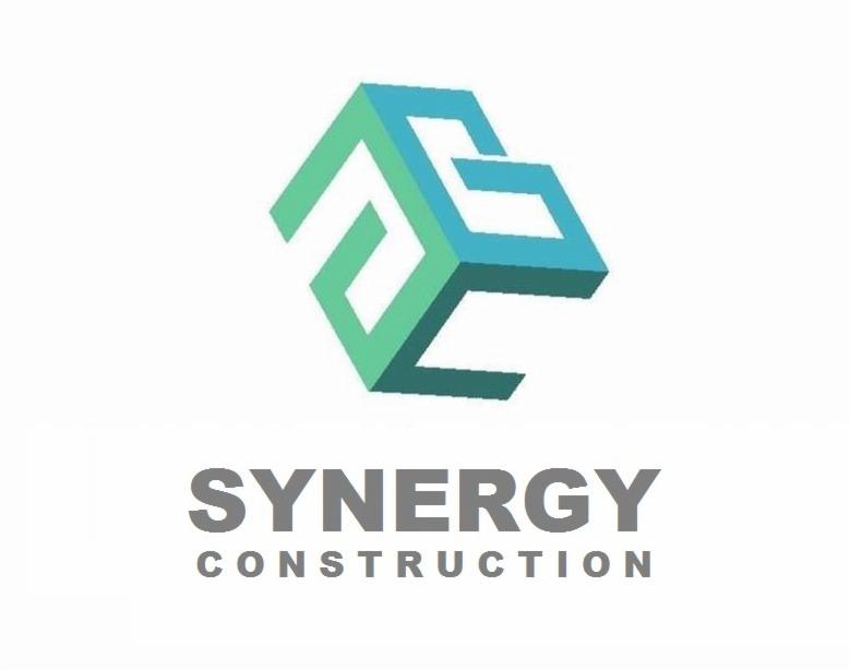 Logo firmy Synergy Construction: abstrakcyjny, geometryczny symbol w odcieniach zieleni i błękitu, przypominający połączone litery 'S' i 'G', nad nazwą firmy napisaną pogrubioną czcionką.