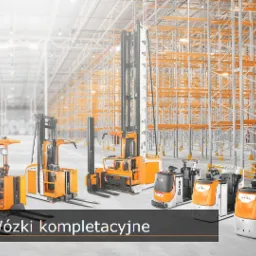 Różne typy wózków kompletacyjnych marki STILL w magazynie z regałami wysokiego składowania w tle.