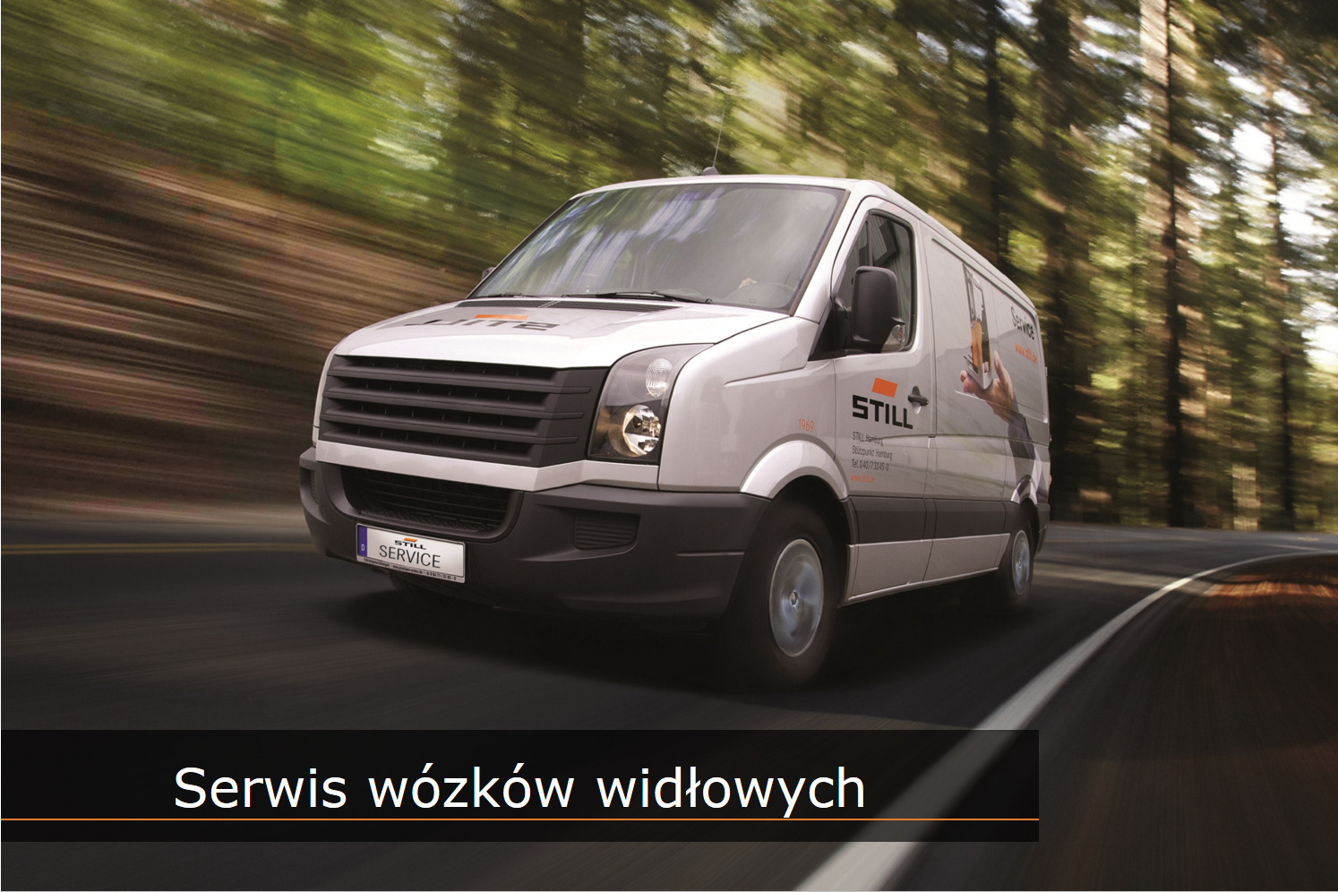 Biały van serwisowy marki STILL w ruchu na tle rozmytego lasu, z widocznym logo i numerem telefonu firmy.