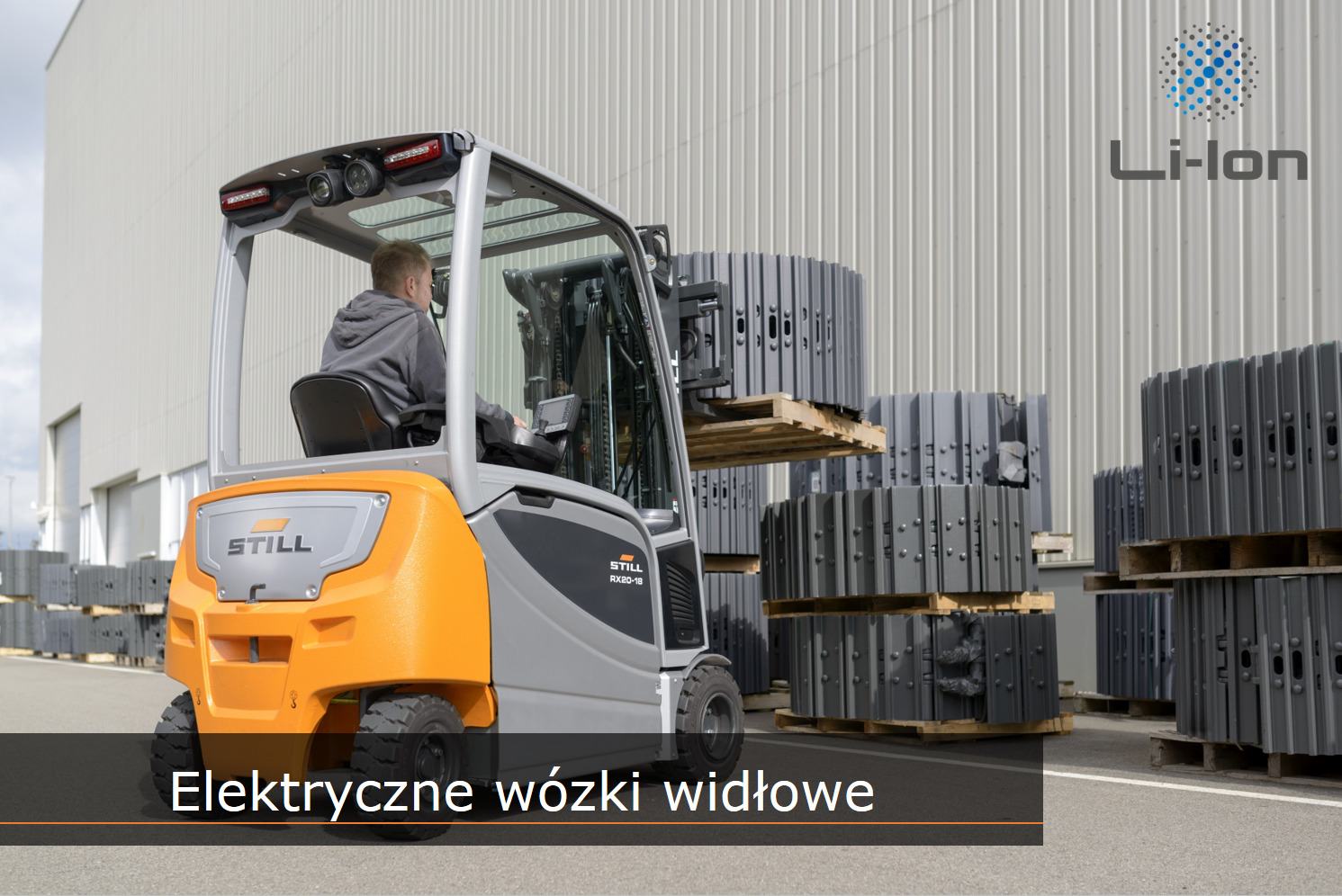 Operator w elektrycznym wózku widłowym Still RX20-18 podnosi paletę z metalowymi elementami na tle magazynu z logo Li-Ion.
