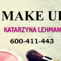 Profesjonalne pędzle do wizażu, paleta cieni do powiek i szminka na teksturowanym tle z rozsypanymi pigmentami, nad napisem MAKE UP, imieniem i nazwiskiem oraz numerem telefonu.