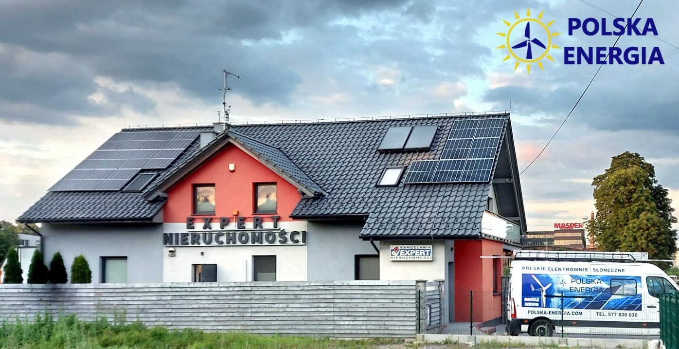 Budynek z panelami słonecznymi na dachu i samochodem firmowym z logo firmy zajmującej się instalacją paneli. Widoczne logo 'Polska Energia' na budynku i samochodzie.