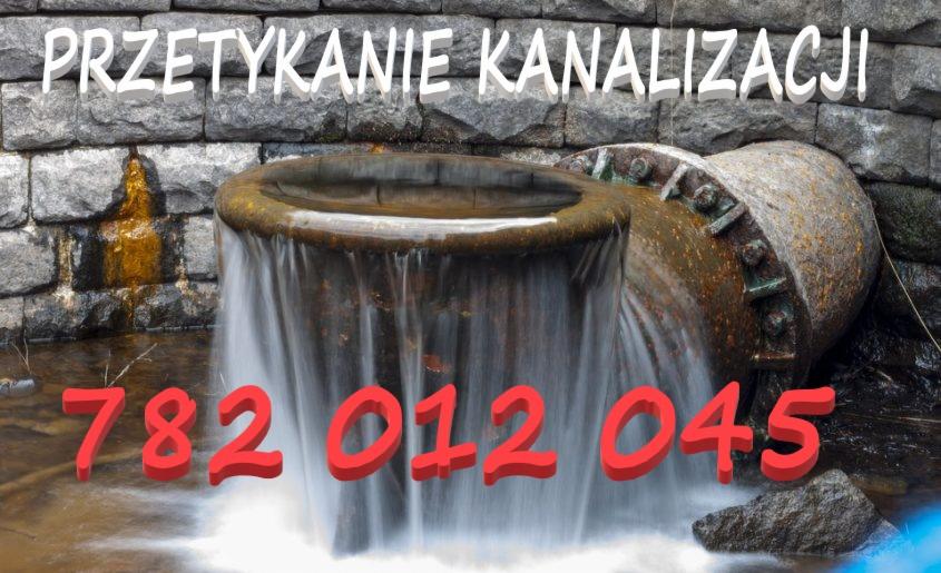 Odpływ kanalizacyjny z przepływającą wodą i numerem telefonu na pierwszym planie, kamienne tło.