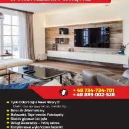 Nowoczesny salon z drewnianą ścianą, minimalistyczną szafką RTV, telewizorem i szarym dywanem, oświetlony naturalnym światłem z dużego okna.