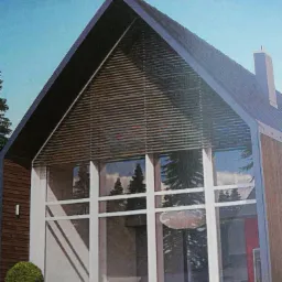 Wizualizacja domu o nowoczesnej architekturze z dużymi przeszkleniami, drewnianą elewacją i charakterystycznym, tr&oacute;jkątnym dachem z żaluzjami.