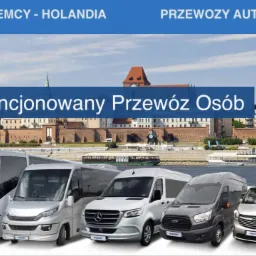 Flota pojazdów: autokar, busy różnych marek i modeli, na tle panoramy miasta z rzeką i napisem 'Licencjonowany Przewóz Osób', 'Polska - Niemcy - Holandia', 'Przewozy Autokarowe'.