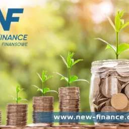 Stos monet i słoik wypełniony monetami, symbolizujące wzrost finansowy, z młodymi roślinami wyrastającymi ze stosów monet, na tle zieleni i logo 'New Finance'.