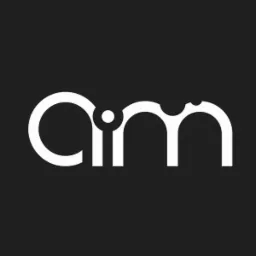 Białe logo 'aim' na czarnym tle, z charakterystycznym okrągłym elementem wewnątrz litery 'i' i zaokrąglonymi kształtami liter.