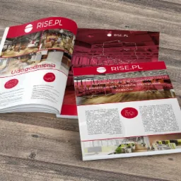Rozłożona broszura reklamowa Rise.pl na drewnianym tle, prezentująca gotowe biura serwisowane w Krakowie, z widocznymi zdjęciami wnętrz biurowych i mapą Polski.
