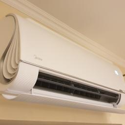 Coldmark - Nowoczesny, biały klimatyzator Midea zamontowany na ścianie w pomieszczeniu. Widoczny panel sterowania z wyświetlaną temperaturą. Dekoracyjne wykończenie.