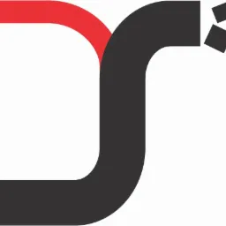 Abstrakcyjne logo firmy IT przedstawiające połączone litery 'D' (czerwona) i 'S' (czarna), z czarnym przewodem wychodzącym z litery 'S' i rozpadającym się na piksele.