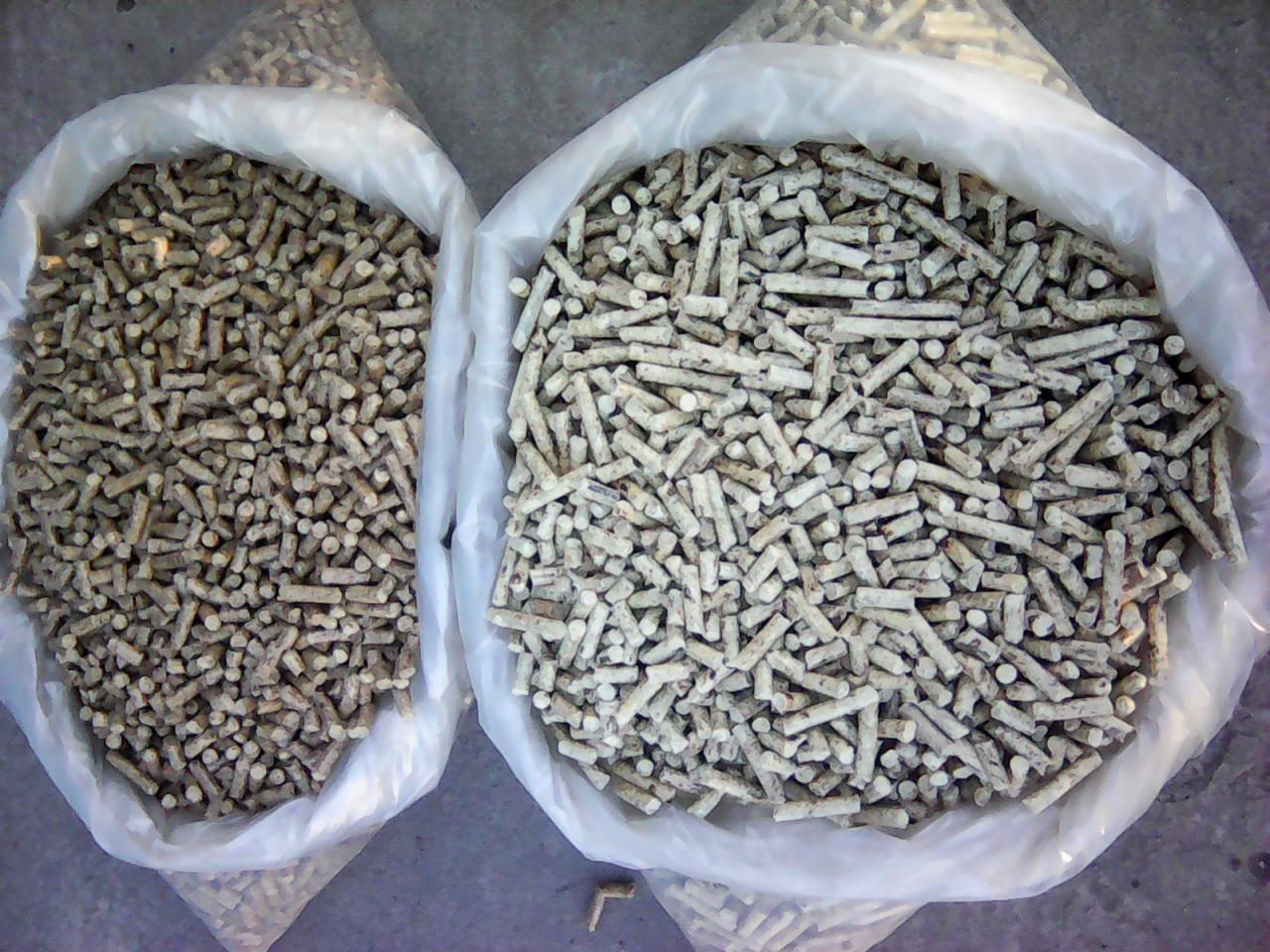 Dwa worki wypełnione granulowanym paliwem, jeden z ciemniejszymi, drugi z jaśniejszymi granulkami, widoczne z góry.