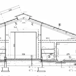 Przekrój budynku gospodarczego z zaznaczonymi elementami konstrukcyjnymi, wymiarami i oznaczeniami, widoczne fundamenty, ściany, dach i wewnętrzny układ pomieszczeń zarys krów.