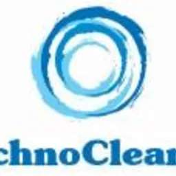 Logo firmy TechnoCleanup przedstawiające stylizowany wir wodny w odcieniach błękitu nad nazwą firmy zapisaną pogrubioną czcionką.