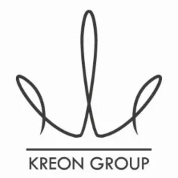 Minimalistyczne logo firmy Kreon Group przedstawiające stylizowaną koronę w formie linii, umieszczone nad napisem z nazwą firmy.