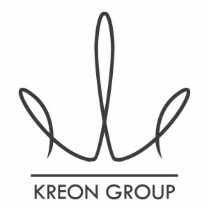 Minimalistyczne logo firmy Kreon Group przedstawiające stylizowaną koronę w formie linii, umieszczone nad napisem z nazwą firmy.