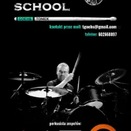 Czarno-biała grafika reklamowa szkoły perkusyjnej Goehs Drum School z portretem perkusisty Tomka Goehsa za zestawem perkusyjnym i logotypami zespołów, w których grał.