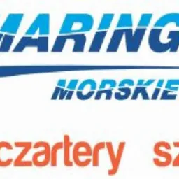 Logo firmy MARINGO.pl oferującej morskie rejsy, czartery i szkolenia, z motywem żaglówki w kolorze niebieskim.