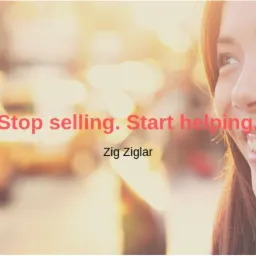 Uśmiechnięta kobieta z tekstem 'Stop selling. Start helping. Zig Ziglar' nałożonym na zdjęcie, jasne tło z rozmytymi elementami miejskimi.