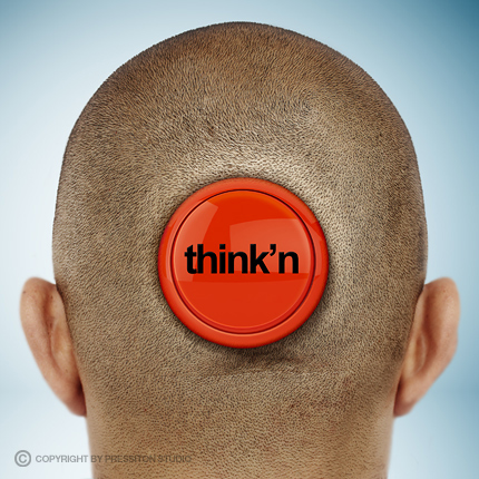 Głowa ogolona na łyso z czerwonym błyszczącym przyciskiem z napisem 'think'n' umieszczonym na czubku głowy, widok z tyłu na jasnoniebieskim tle.