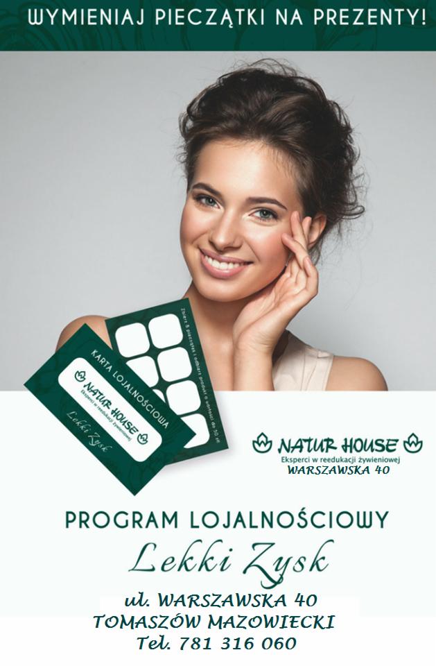 Uśmiechnięta kobieta z kartą lojalnościową programu 'Lekki Zysk' Natur House, eksperta w reedukacji żywieniowej.