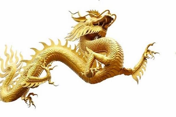 Złota statuetka chińskiego smoka z detalami łusek i pazurów, wyizolowana na białym tle.