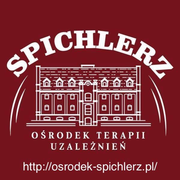 Logo ośrodka leczenia uzależnień Spichlerz z graficzną reprezentacją budynku i adresem strony internetowej na bordowym tle.