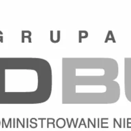 Logo firmy Grupa ADBUD z pomarańczowym elementem graficznym w kształcie budynku i szarym napisem 'Zarządzanie i Administrowanie Nieruchomościami' pod nazwą firmy.