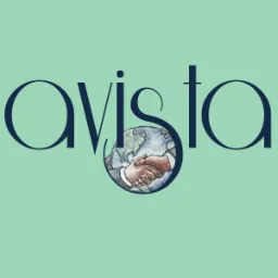 Ilustracja: Stylizowany napis 'Avista' z uściskiem dłoni na tle globu ziemskiego, całość na jednolitym, jasnym tle.