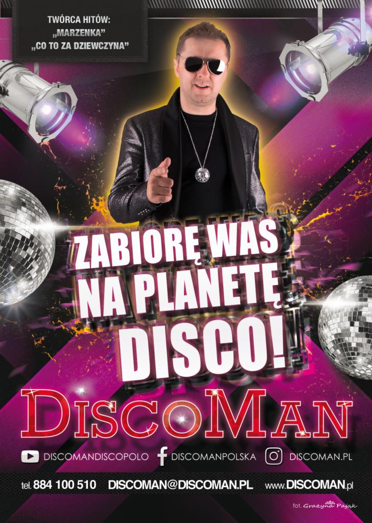 Plakat reklamowy wydarzenia muzycznego w Liszkach, z wizerunkiem wykonawcy w czarnym stroju i okularach przeciwsłonecznych, hasłem 'Zabiorę Was na Planetę Disco!', kulami dyskotekowymi i reflektorami.