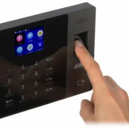 Biometryczny czytnik linii papilarnych Dahua z ekranem dotykowym i klawiaturą numeryczną, używany do kontroli dostępu i rejestracji czasu pracy, z przykładanym palcem wskazującym.