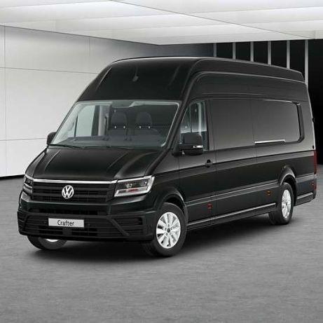 Czarny, podwyższony Volkswagen Crafter z widocznym logo i napisem 'Crafter' na tle jasnego, minimalistycznego studia. Auto z oknami, idealne do transportu.