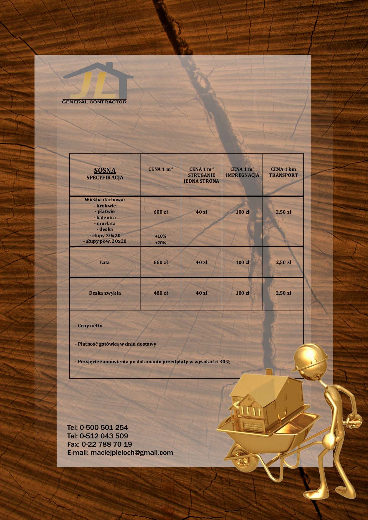 Cennik tarcicy sosnowej z wyceną więźby dachowej, łat i desek, prezentowany na tle imitującym strukturę drewna z grafiką przedstawiającą złotego ludzika w kasku, wiozącego dom w taczce.