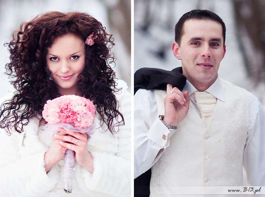 Portret panny młodej z kręconymi włosami i bukietem różowych kwiatów, obok portretu pana młodego w białej kamizelce z marynarką na ramieniu, na tle zimowego pleneru.