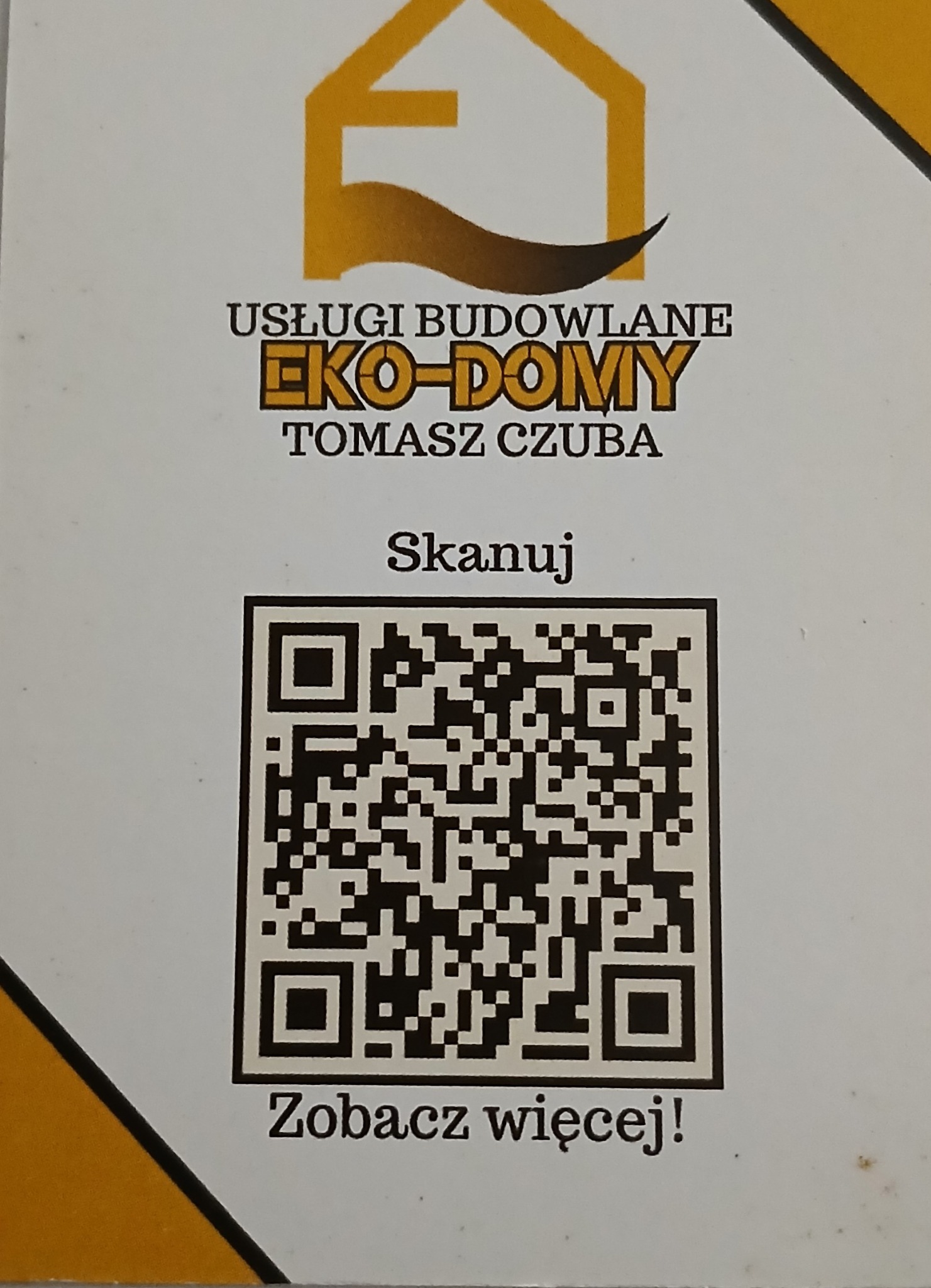 Usługi budowlane Eko-Domy Tomasz Czuba z kodem QR do zeskanowania i napisem 'Zobacz więcej!' na białym tle.