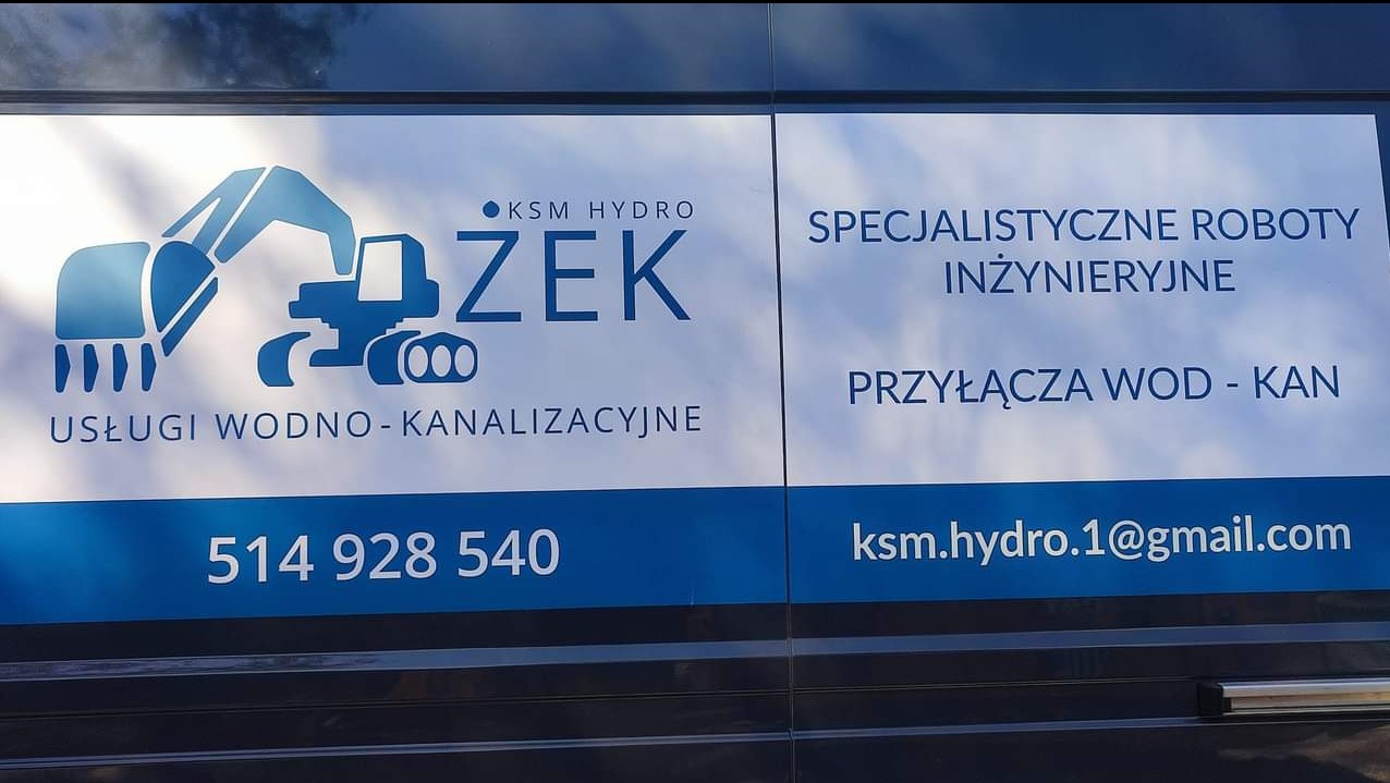 Grafika reklamowa firmy KSM Hydro ZEK z ilustracją koparki, oferującej usługi wodno-kanalizacyjne, specjalistyczne roboty inżynieryjne i przyłącza wod-kan, z numerem telefonu 514 928 540 i adresem...