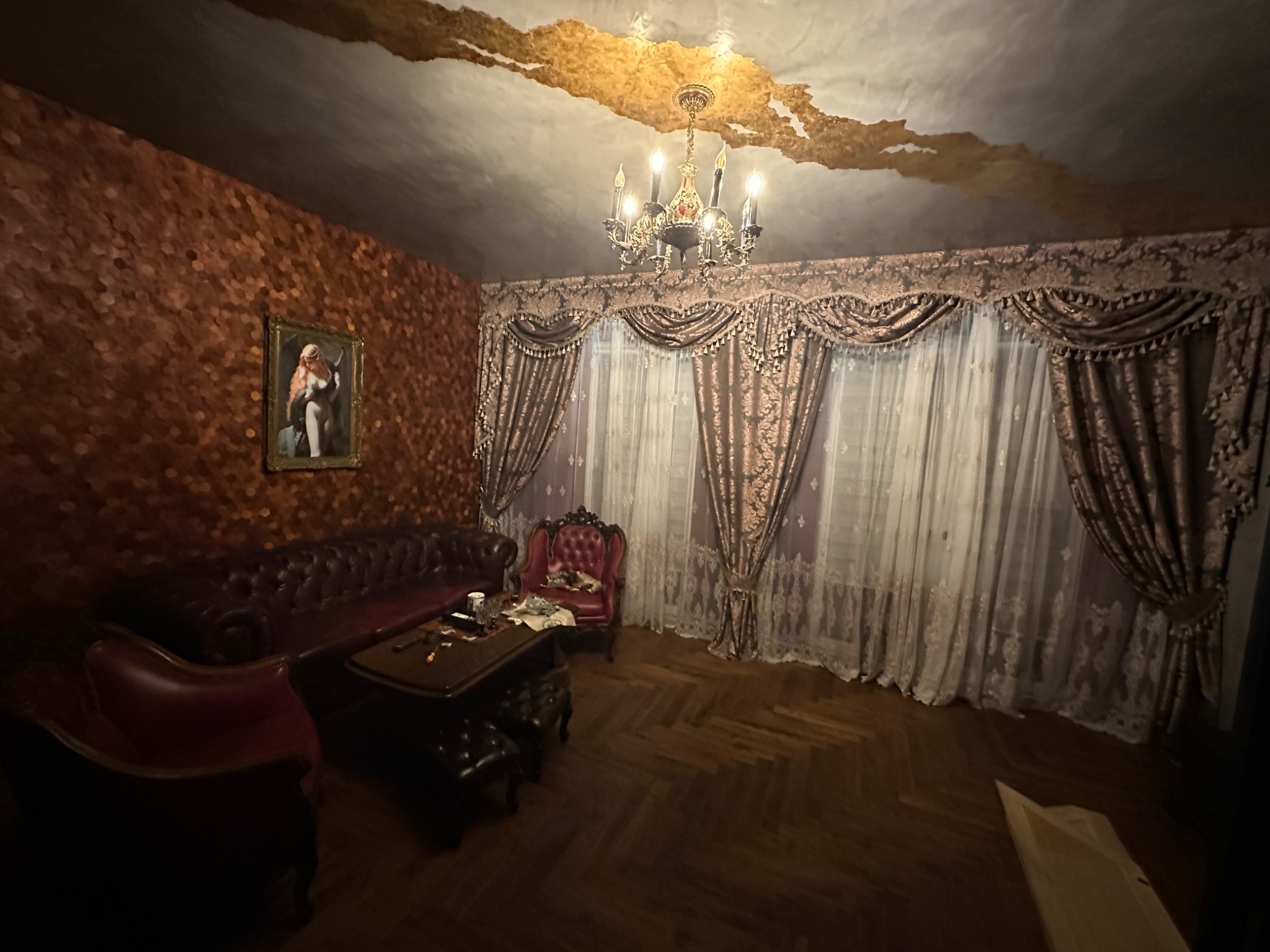 Eleganckie wnętrze salonu z ciemnymi meblami, wzorzystymi zasłonami i dekoracyjnym oświetleniem sufitowym, w stylu retro, z wyraźnym akcentem na nieregularne, złote zdobienia na suficie...