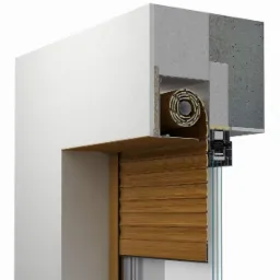 Przekrój przez ścianę z zamontowaną zewnętrzną osłoną okienną z lamelami w kolorze drewna, widoczny mechanizm zwijania i prowadnice.