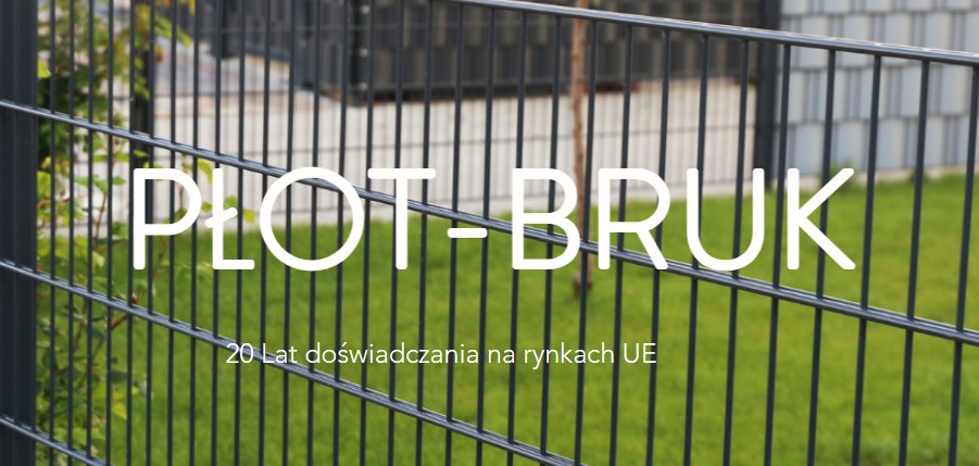 Zdjęcie przedstawia fragment ogrodzenia panelowego w kolorze grafitowym z widocznym logo firmy 'PŁOT-BRUK' i informacją o 20-letnim doświadczeniu na rynkach UE.